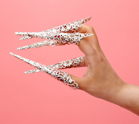 Sensory Fingertips colocadas en los dedos de una mano